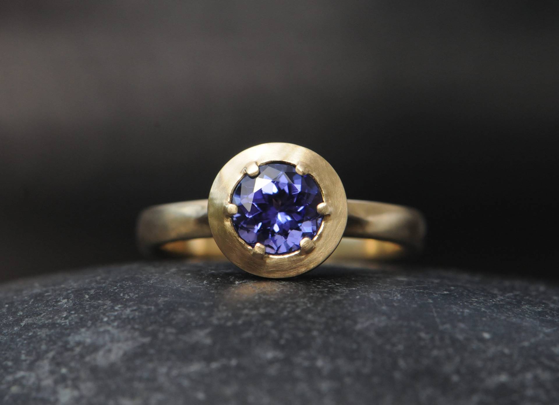 Tansanit Ring in 18K Gold, Geschenk Für Sie, Lila Gem Gold von williamwhite