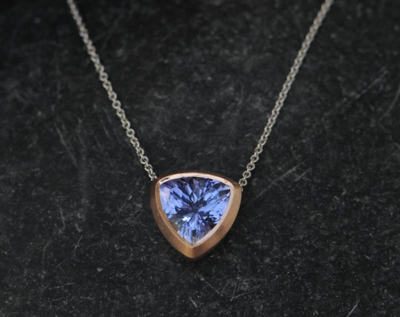 Weihnachtsgeschenk Für Sie Tansanit Trillion Halskette in 9K Gold, Blauer Edelstein Anhänger von williamwhite