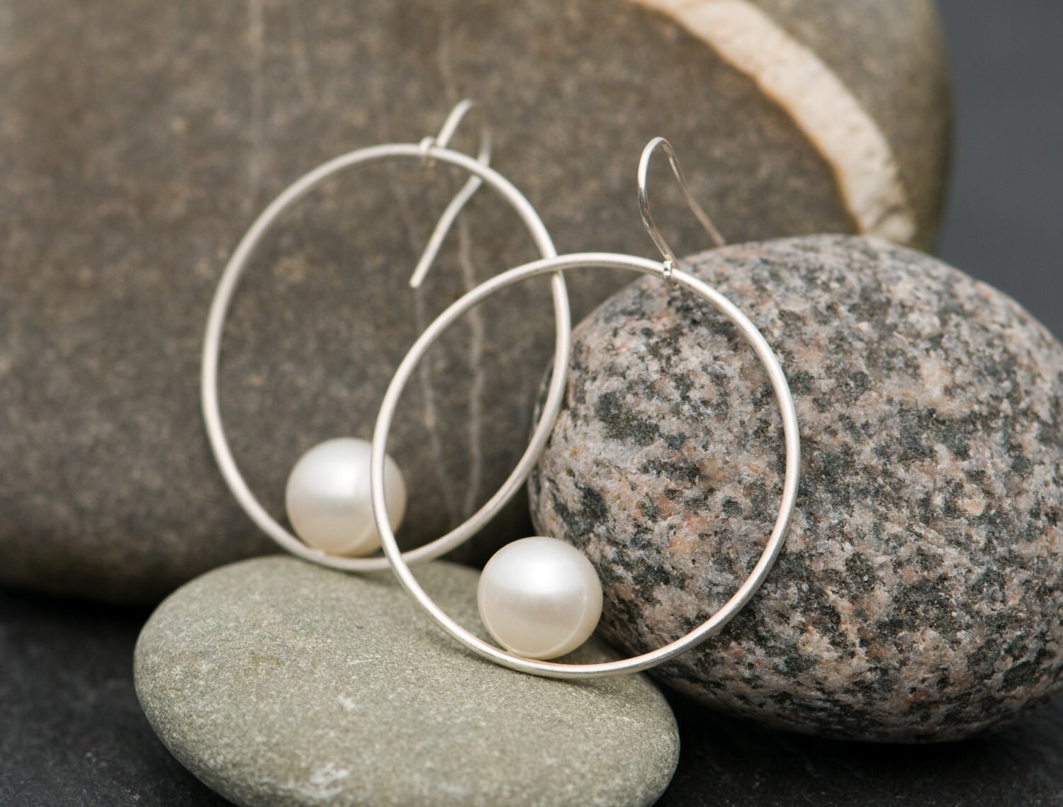 Weiße Perlen Ohrringe, Ohrringe in Silber, Geschenk Für Sie von williamwhite