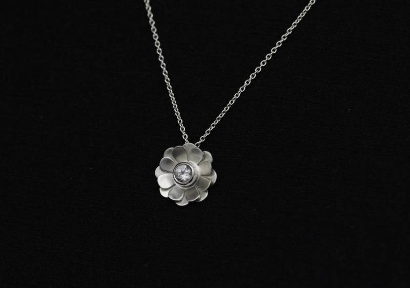 Geschenk Für Sie White Topaz Blume Halskette, Brautmode, Gänseblümchen Anhänger in Silber von williamwhite