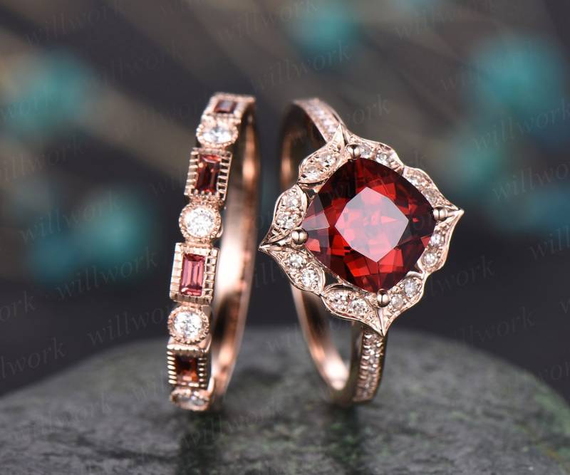 2Pc Roten Granat Verlobungsring 14K Rose Gold Ring Antike Diamant Halo Passenden Januar Geburtsstein Ehering von willwork