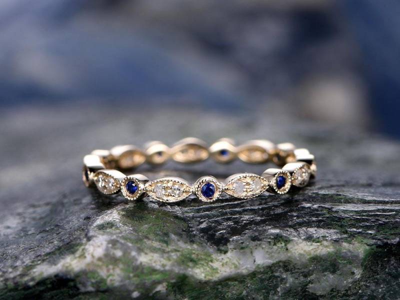 Blauer Saphir-Trauring - Massives 14K Gelbgold Handgefertigter Zierlicher Diamantring Volle Ewigkeit Passende Band-Winzige Steine Bezel Mircro Pave von willwork