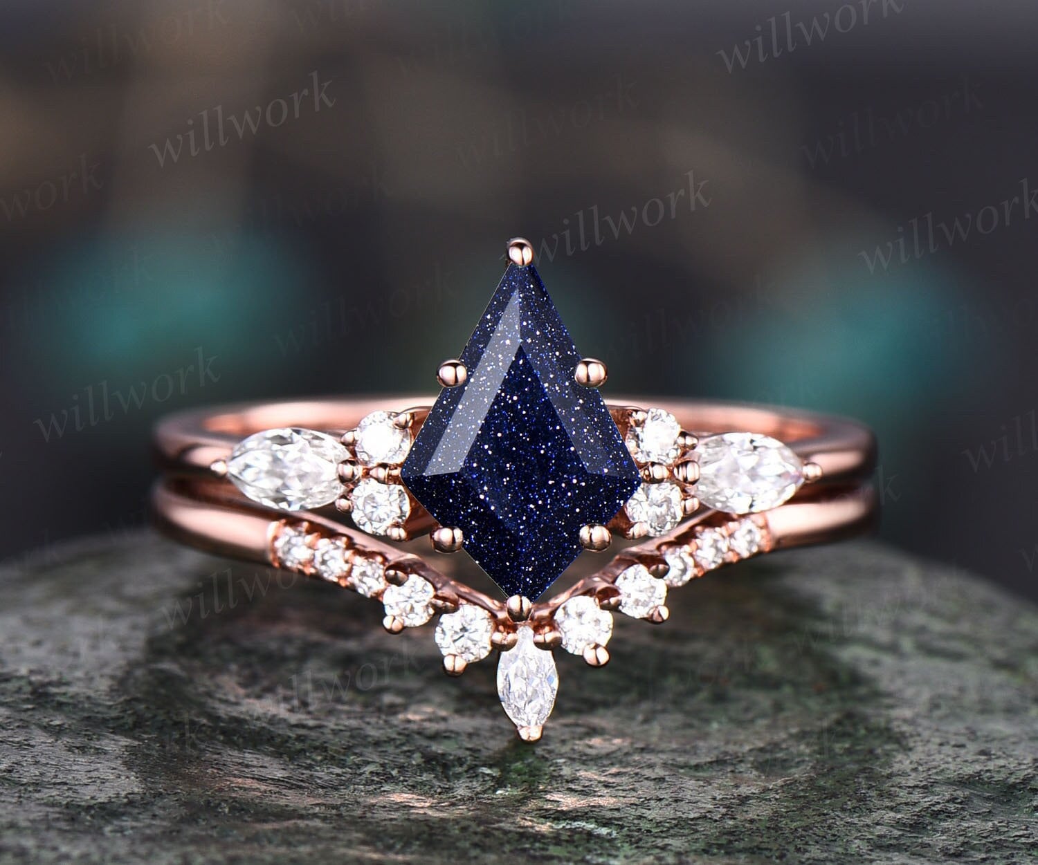 Einzigartiger Drachenschliff Blauer Sandstein Verlobungsring Set 14K Rose Gold Ring Vintage Marquise Cut Moissanite Jubiläum Ehering Für Frauen von willwork