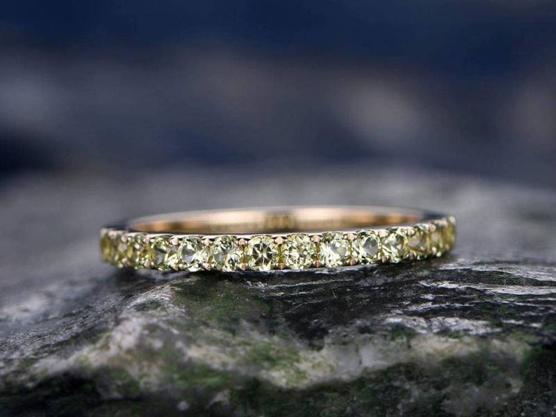 Natürlicher Peridot Ehering-Massiver 14K Gelbgold-Handarbeit Feiner Ring-Halbe Ewigkeit Band-2mm Passendes Band-Geburtsstein Versprechensring von willwork