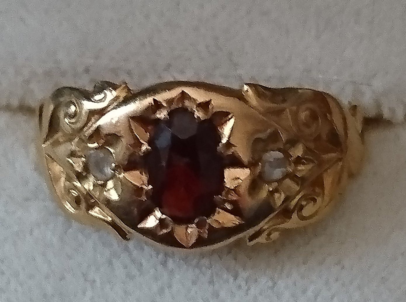 Vintage 18Ct Gold Granat Und Diamant Ring von wilsonscollectables