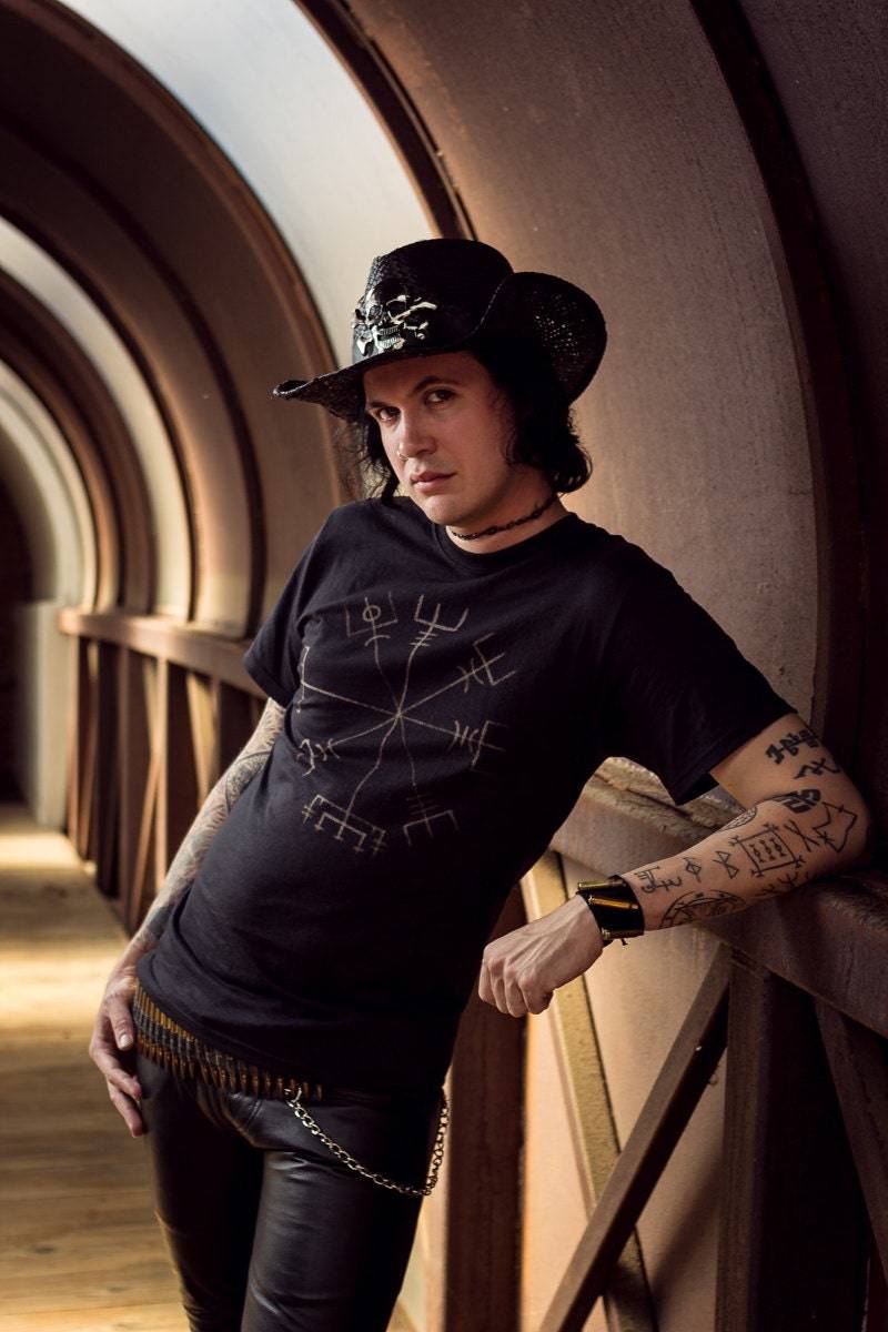 Vegvisir Viking Compass Herren Bedrucktes Schwarzes T-Shirt von wingsofsin