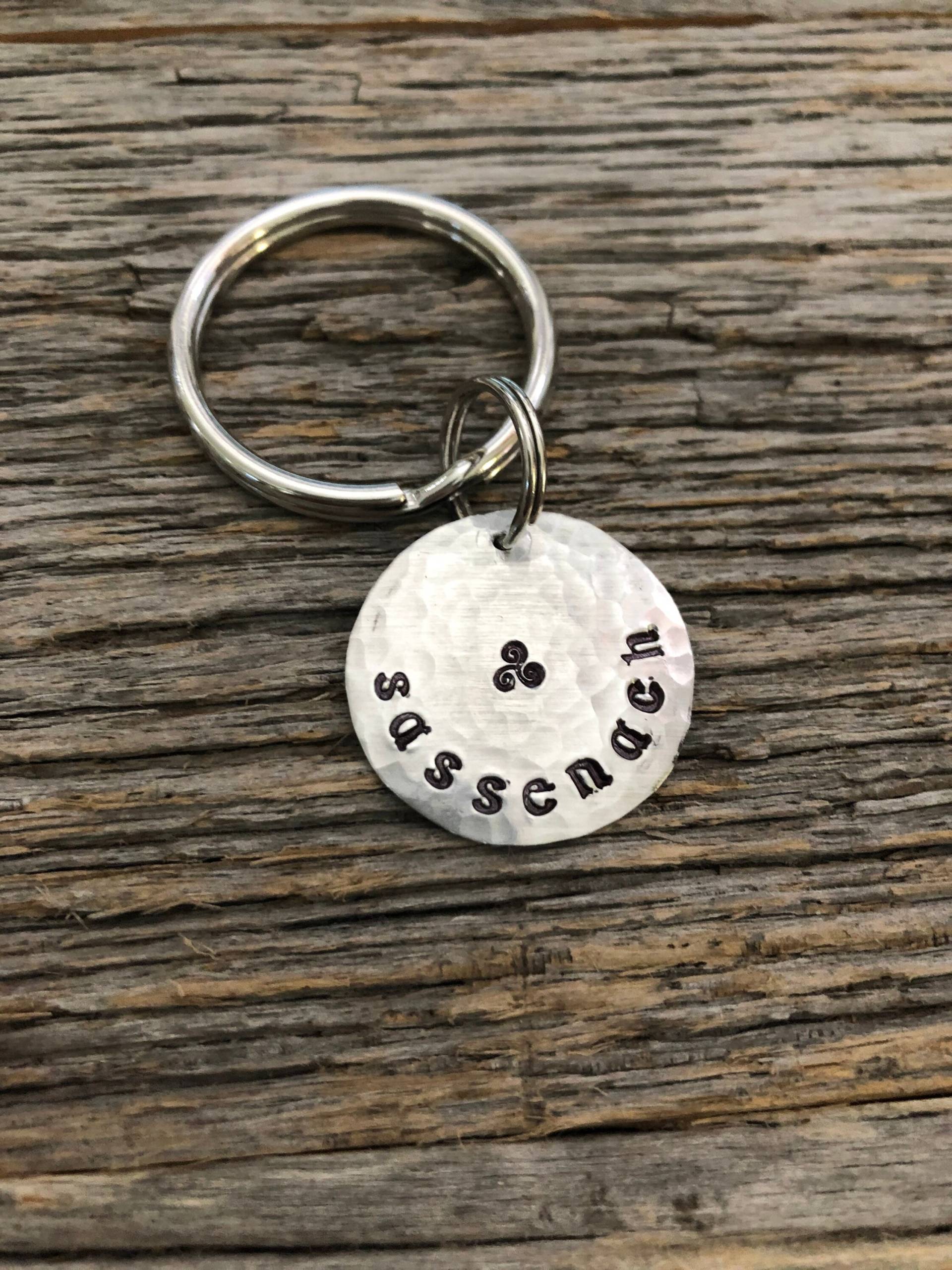 Sassenach Schlüsselanhänger, Aluminium, Book Club, Nützliches Geschenk, Neuer Fahrer, Neue Wohnung, Neues Zuhause, Schottisch, Gälisch Sassenach Schlüsselanhänger, Aluminium, Book Club, Nützliches Geschenk, Neuer Fahrer, Neue Wohnung, Neues Zuhause, Schottisch, Gälisch von winslowrye