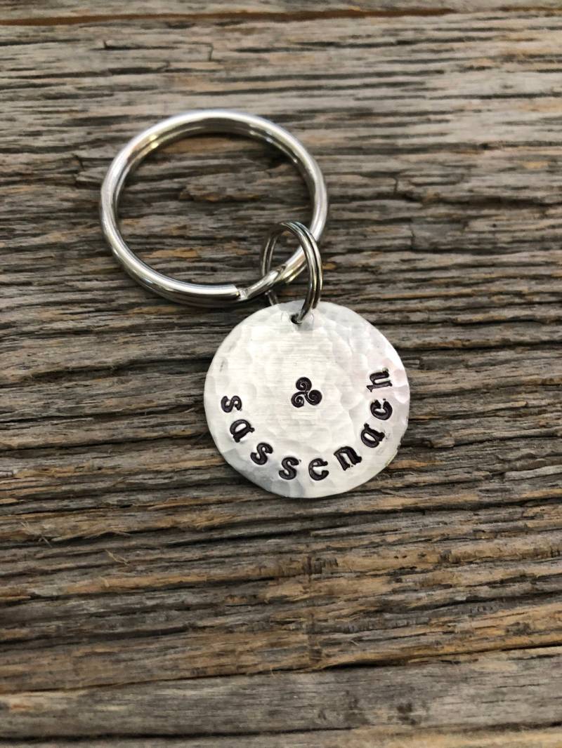 Sassenach Schlüsselanhänger, Aluminium, Book Club, Nützliches Geschenk, Neuer Fahrer, Neue Wohnung, Neues Zuhause, Schottisch, Gälisch Sassenach Schlüsselanhänger, Aluminium, Book Club, Nützliches Geschenk, Neuer Fahrer, Neue Wohnung, Neues Zuhause, Schottisch, Gälisch von winslowrye