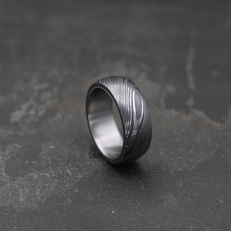 Handmade Damascus Steel Ring With Titanium Inlay - Unique Wedding Band Handmade Damascus Steel Ring With Titanium Inlay - Unique Wedding Band von winzic