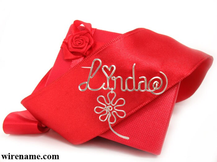 Jeder Beliebige Name - Brosche Geschmückt Mit Blumen Anhänger Daisy, in Sterling Silber Oder Gold Filled Draht, Personalisierte Anstecknadel Draht Jeder Beliebige Name - Brosche Geschmückt Mit Blumen Anhänger Daisy, in Sterling Silber Oder Gold Filled Draht, Personalisierte Anstecknadel Draht von wirename