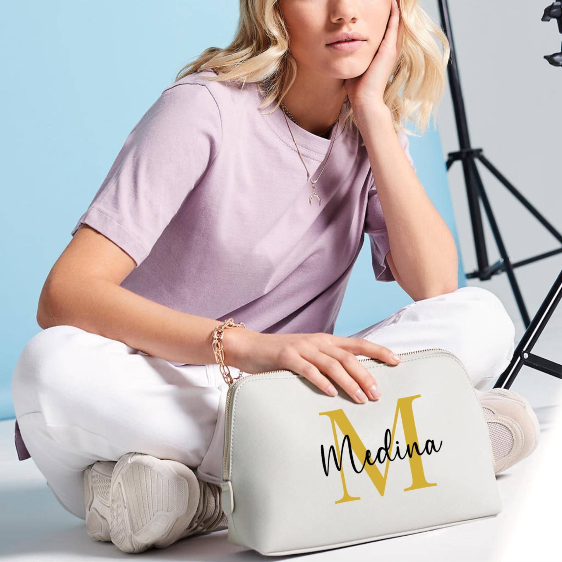 Kosmetiktasche Personalisiert Mit Name Und Buchstabe - Lila Schminktasche Initiale Geschenk Für Frauen Beauty Täschchen von wishanddesignByDilek