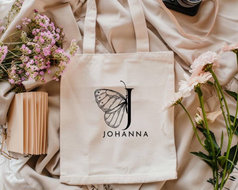 Personalisierte Baumwolltasche Mit Buchstabe & Schmetterling | Individuelle Geschenkidee, Nachhaltiges Geschenk Für Frauen von wishanddesignByDilek