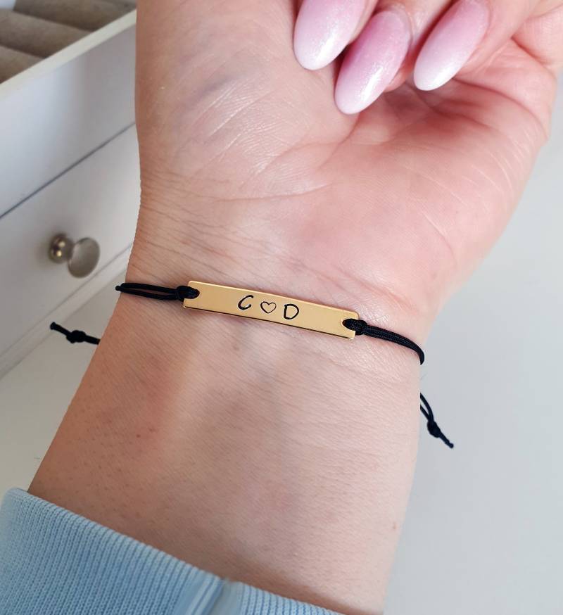 Gold Bar Armband Mit Gravur, Monogramm Armband, Pärchen Armband. Platte, Personalisiert, Kordel, Bff Geschenk, Initialen, String, Einstellbar Gold Bar Armband Mit Gravur, Monogramm Armband, Pärchen Armband. Platte, Personalisiert, Kordel, Bff Geschenk, Initialen, String, Einstellbar von wishnco
