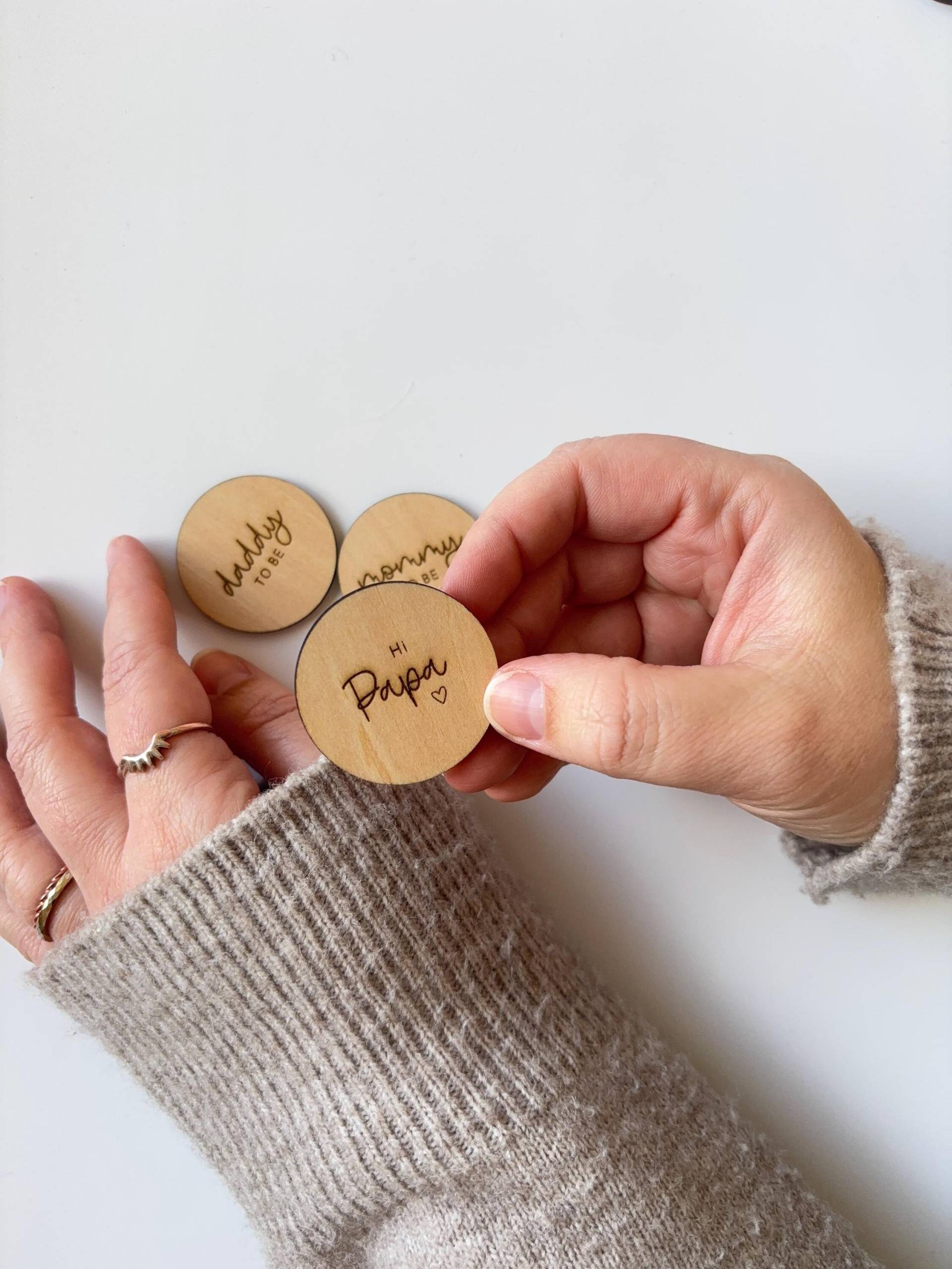 Anstecker "Hi Papa" Als Kleinigkeit Zum Verkünden Der Schwangerschaft, Du Wirst Papa Anstecker "Hi Papa" Als Kleinigkeit Zum Verkünden Der Schwangerschaft, Du Wirst Papa von withjoem