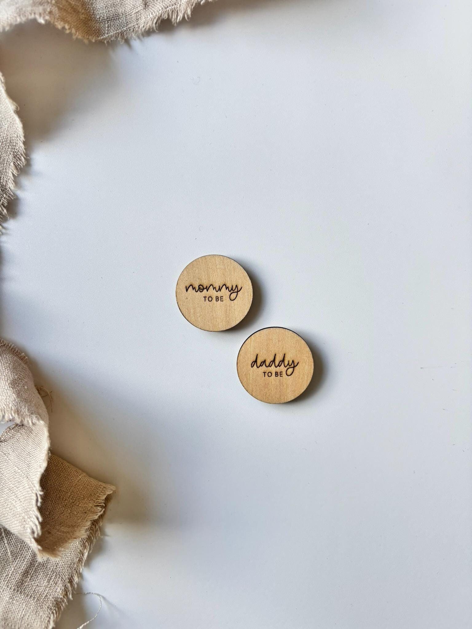 Anstecker "Mommy, Daddy" Als Kleinigkeit Zum Verkünden Der Schwangerschaft, Geschenkidee Für Schwangere Freundin Anstecker "Mommy, Daddy" Als Kleinigkeit Zum Verkünden Der Schwangerschaft, Geschenkidee Für Schwangere Freundin von withjoem