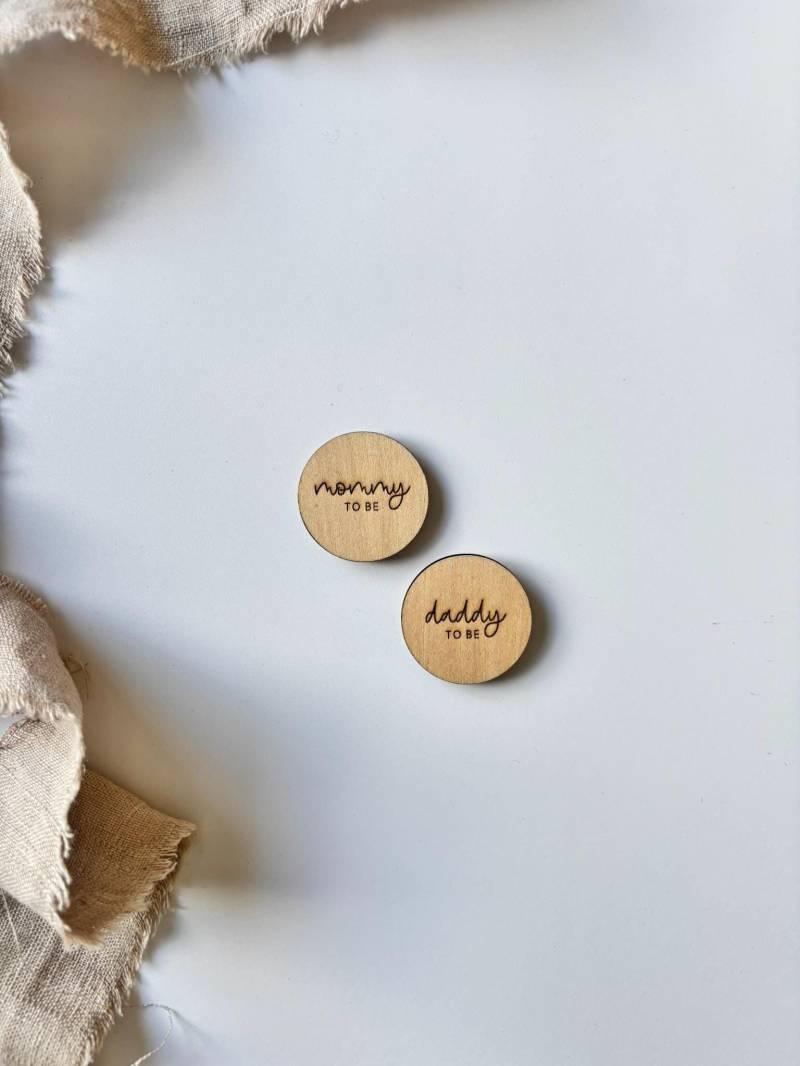 Anstecker "Mommy, Daddy" Als Kleinigkeit Zum Verkünden Der Schwangerschaft, Geschenkidee Für Schwangere Freundin Anstecker "Mommy, Daddy" Als Kleinigkeit Zum Verkünden Der Schwangerschaft, Geschenkidee Für Schwangere Freundin von withjoem