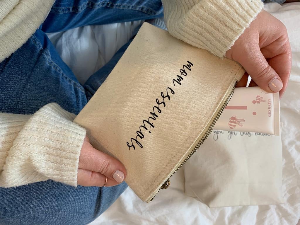 Kosmetiktasche - Mom Essentials, Für Werdende Mama Als Geschenkidee Zur Schwangerschaft Oder Geburt Kosmetiktasche - Mom Essentials, Für Werdende Mama Als Geschenkidee Zur Schwangerschaft Oder Geburt von withjoem