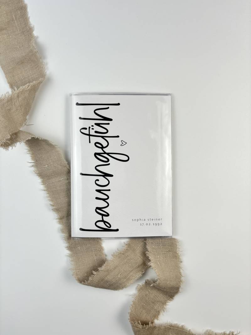 Mutterpasshülle "Bauchgefühl" Als Geschenkidee Für Werdende Mama, Mit Namen Personalisiert Mutterpasshülle "Bauchgefühl" Als Geschenkidee Für Werdende Mama, Mit Namen Personalisiert von withjoem