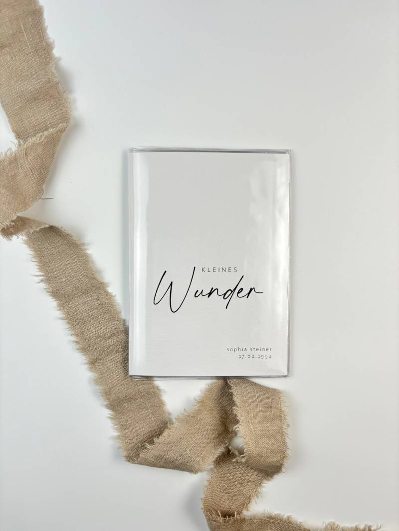 Mutterpasshülle "Kleines Wunder", Personalisiert Mit Namen & Datum, Geschenkidee Zur Schwangerschaft Mutterpasshülle "Kleines Wunder", Personalisiert Mit Namen & Datum, Geschenkidee Zur Schwangerschaft von withjoem