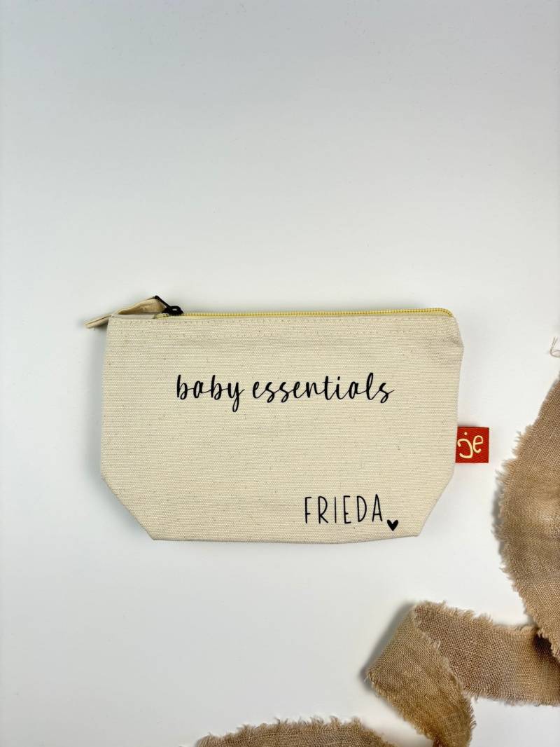 Windeltasche - Baby Essentials, Personalisierbare Kosmetiktasche Als Geschenkidee Zur Geburt Für Werdende Mama Windeltasche - Baby Essentials, Personalisierbare Kosmetiktasche Als Geschenkidee Zur Geburt Für Werdende Mama von withjoem