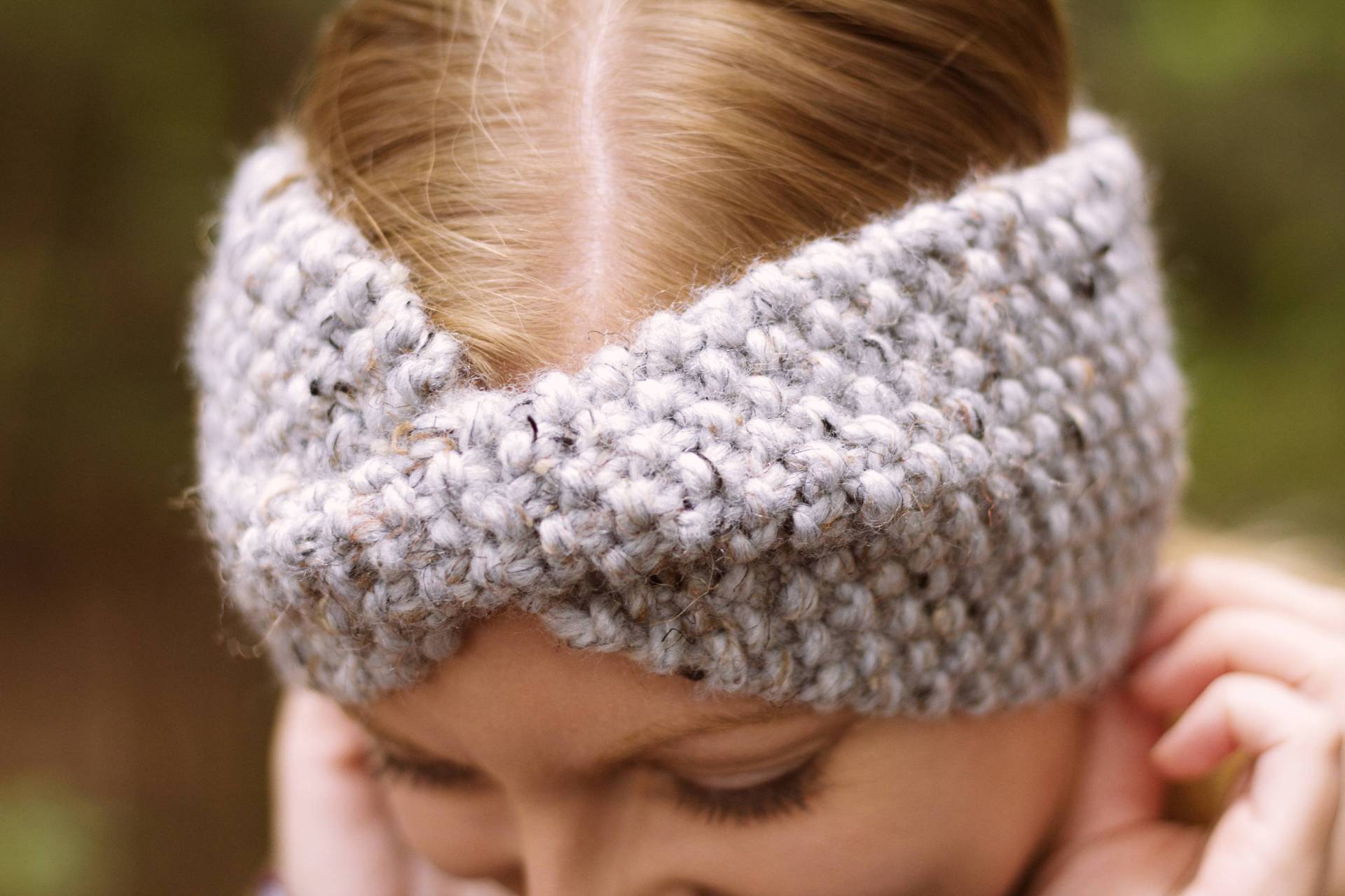 Strukturierte Grobstrick Verdreht Turban Handgemachte Stirnband Ohrwärmer | Die Bellamy Grauer Marmor von woheloknitwear