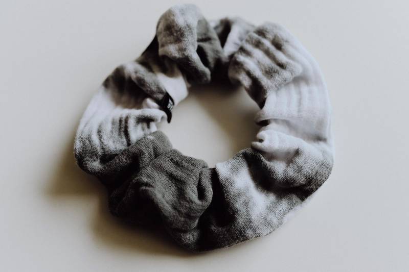 Scrunchie "Batik" Haargummi Aus Musselin, Grau/Weiß von wolkenstaub