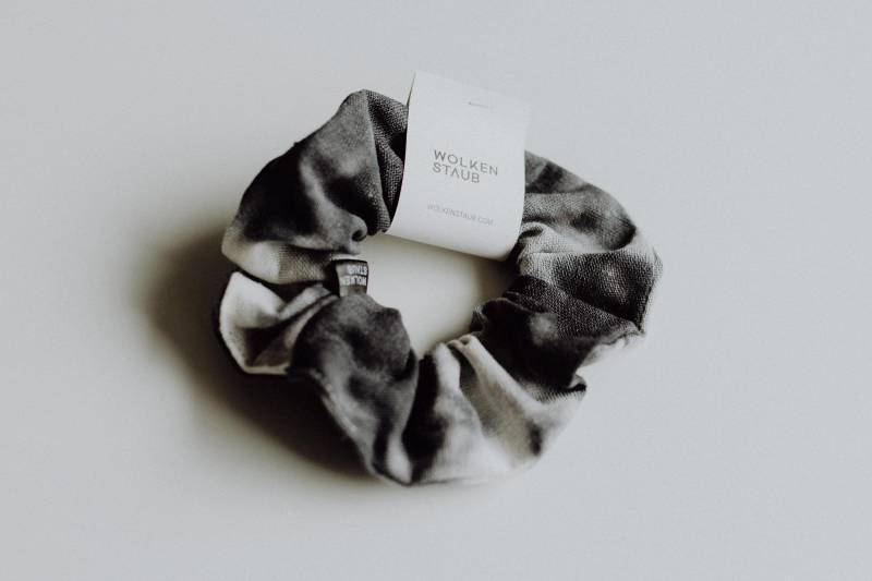Scrunchie Haargummi "Batik" Aus Leinen/Baumwolle Mix, Anthrazit Ecru von wolkenstaub