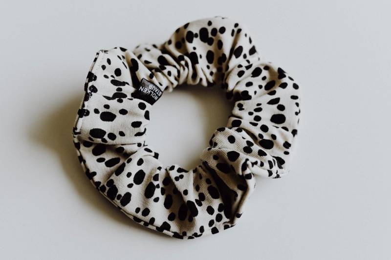 Scrunchie Haargummi "Dots" Aus Jersey Sand/Schwarz von wolkenstaub