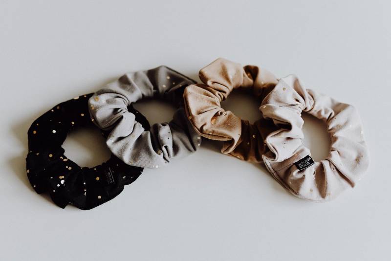 Scrunchie Haargummi "Golden Dots" Beige, Light Caramel, Grau Oder Schwarz von wolkenstaub