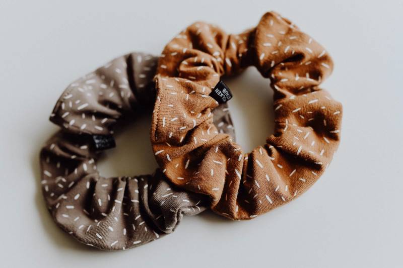Scrunchie Haargummi "Konfetti" Karamell/Taupe Aus Jersey von wolkenstaub