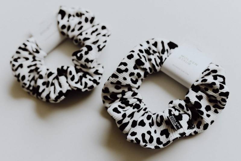 Scrunchie Haargummi "Leo Iii" Aus Rib Jersey Weiß/Schwarz von wolkenstaub