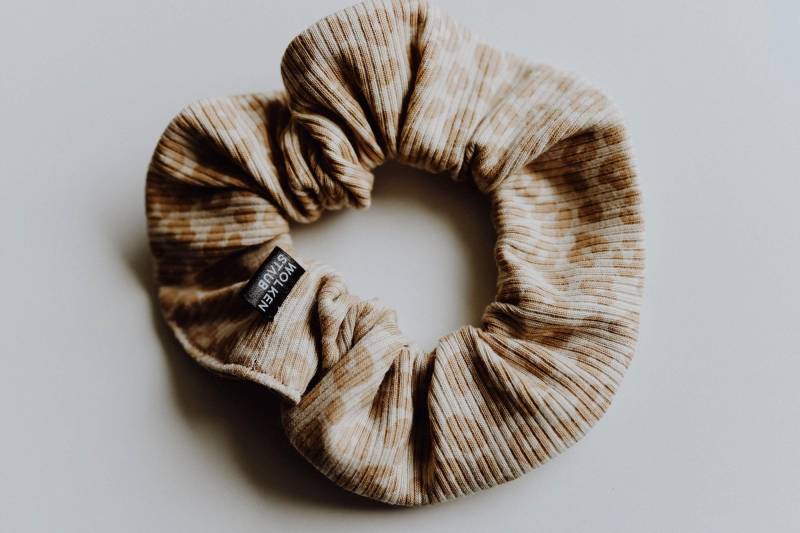 Scrunchie Haargummi "Leo Vi" Aus Rib Jersey Beige von wolkenstaub