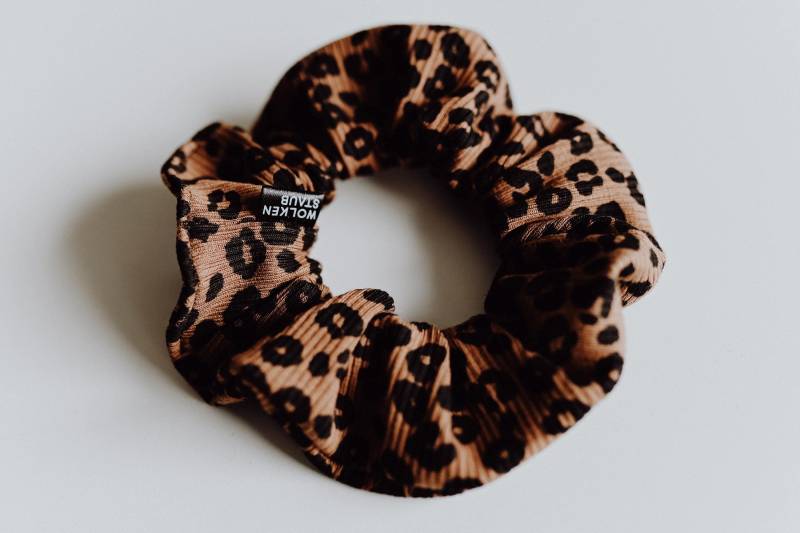 Scrunchie Haargummi "Leo Vi" Aus Rib Jersey Schokoladenbraun/Schwarz von wolkenstaub