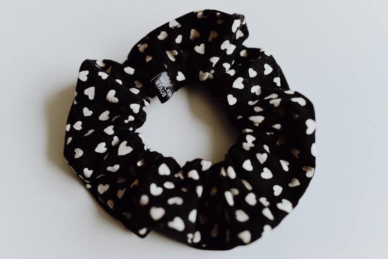 Scrunchie Haargummi "Little Hearts" Aus Jersey/Schwarz Beige von wolkenstaub
