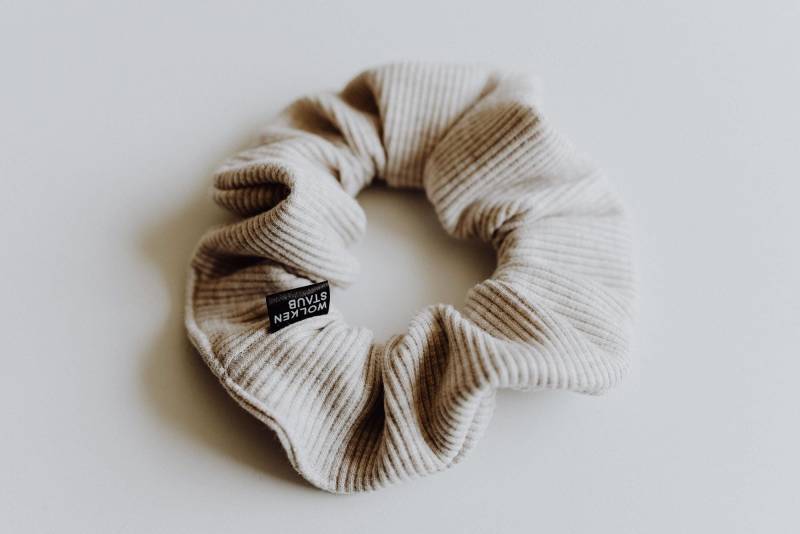 Scrunchie Haargummi "Rib" Aus Rib Jersey Hell Beige Meliert von wolkenstaub