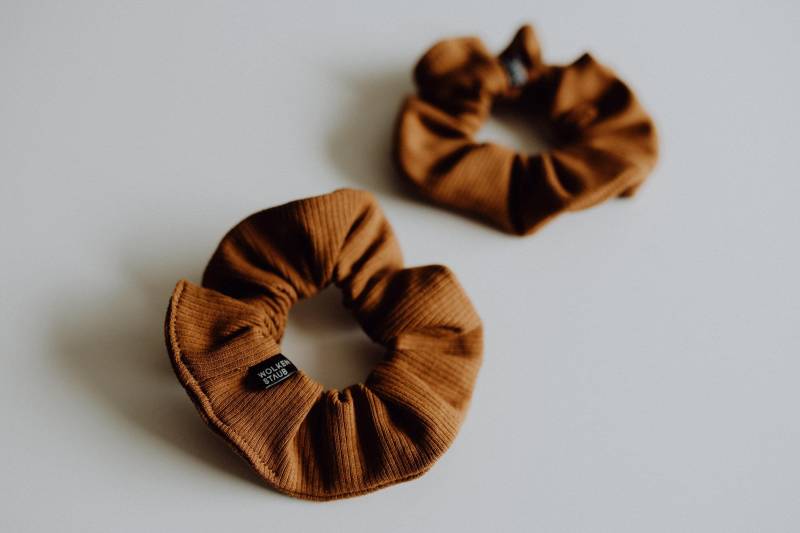 Scrunchie Haargummi "Rib" Aus Rib Jersey Zimt Braun | Geschenkidee, Kleines Geschenk von wolkenstaub