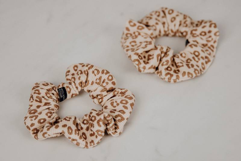 Scrunchie Haargummi "Rib Leo V" Aus Rib Jersey Beige/Braun von wolkenstaub