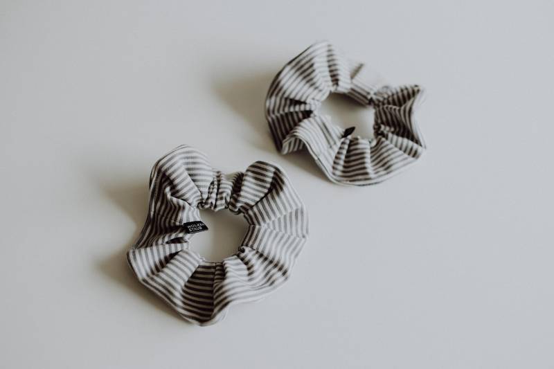 Scrunchie Haargummi "stripes" Aus Jersey Hellgrau/Grau | Haar Accessoires Kleines Geschenk Geschenkidee von wolkenstaub
