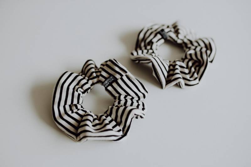 Scrunchie Haargummi "stripes" Aus Jersey Natur/Schwarz | Haar Accessoires Kleines Geschenk Geschenkidee von wolkenstaub