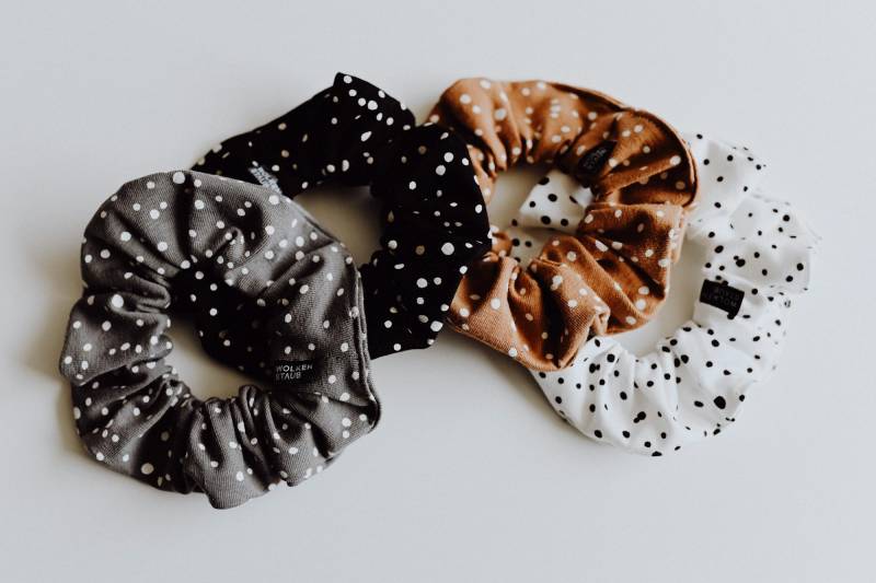 Scrunchie "Little Dots" Haargummi Aus Jersey/Weiß, Schwarz, Grau, Karamell von wolkenstaub