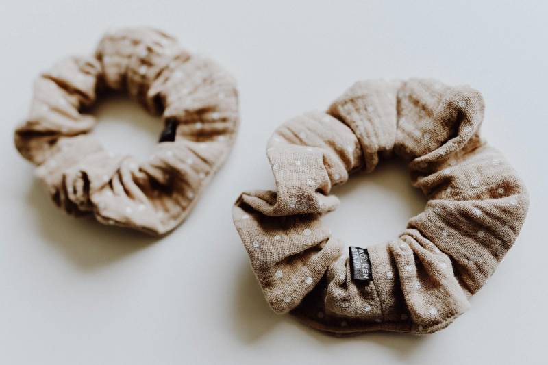 Scrunchie "Little Dots" Haargummi Aus Musselin/Sand von wolkenstaub