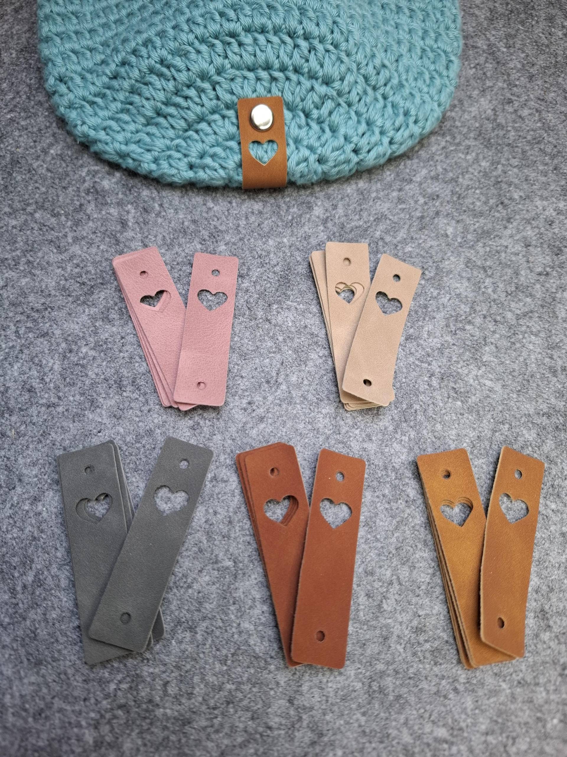 Label Set Mit Herzausschnitt Und Nieten, Kunstleder Etiketten, Label, Handarbeitszubehör, Handarbeitsetiketten, Handarbeitslabel von wollgeherzt