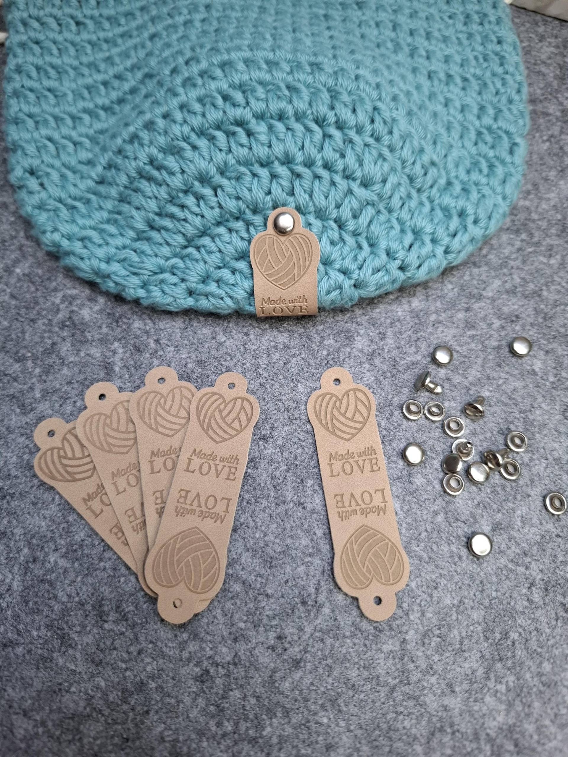Label Set Mit Herzwollknäuel Und Nieten, Kunstleder Etiketten, Label, Handarbeitszubehör, Handarbeitsetiketten, Handarbeitslabel von wollgeherzt