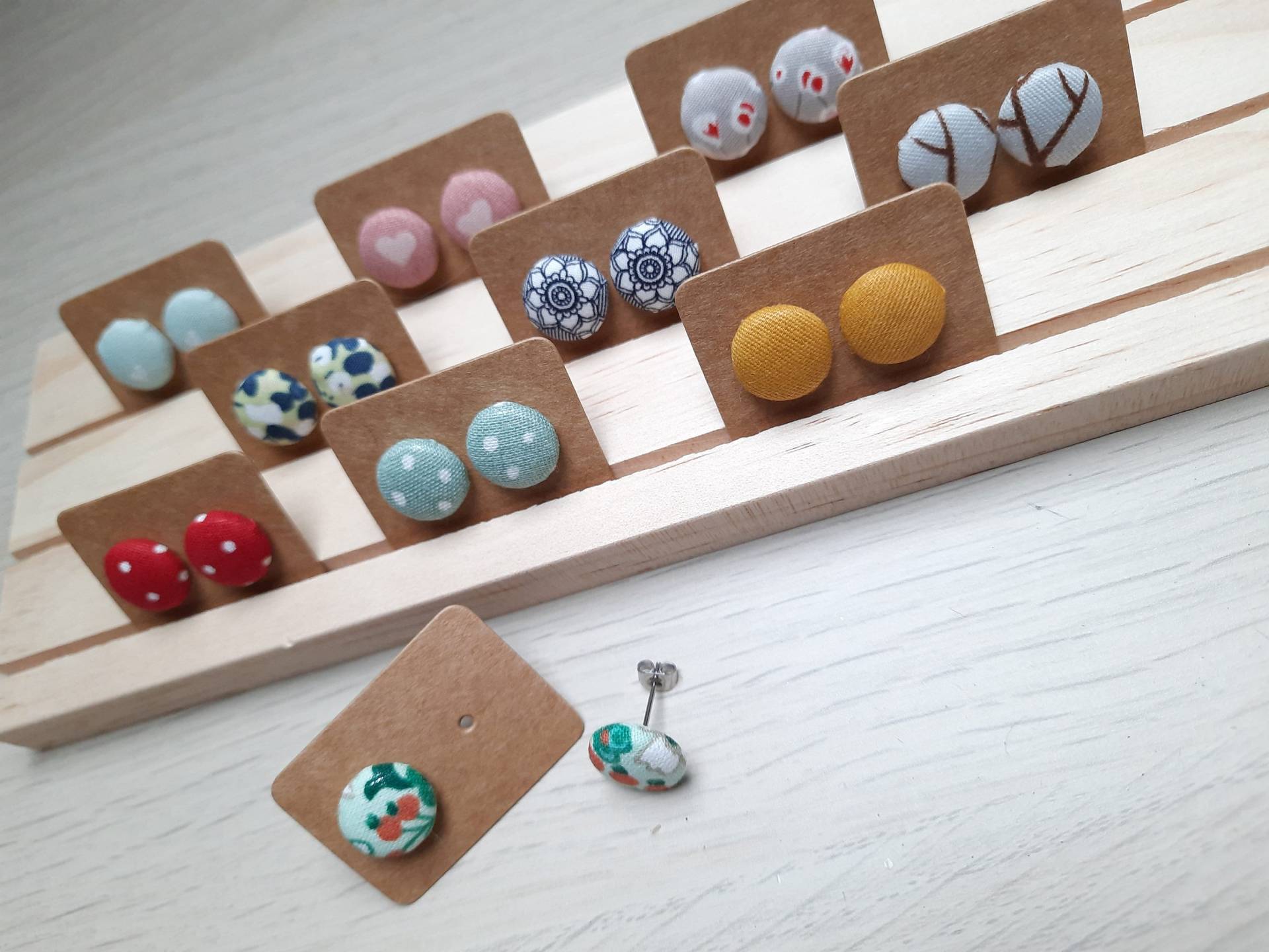 Ohrstecker Stoff Knopf Edelstahl in Verschiedenen Farben Ohrschmuck Kinder Ohrringe Stoffknopf Knopfohrstecker von wollgeherzt