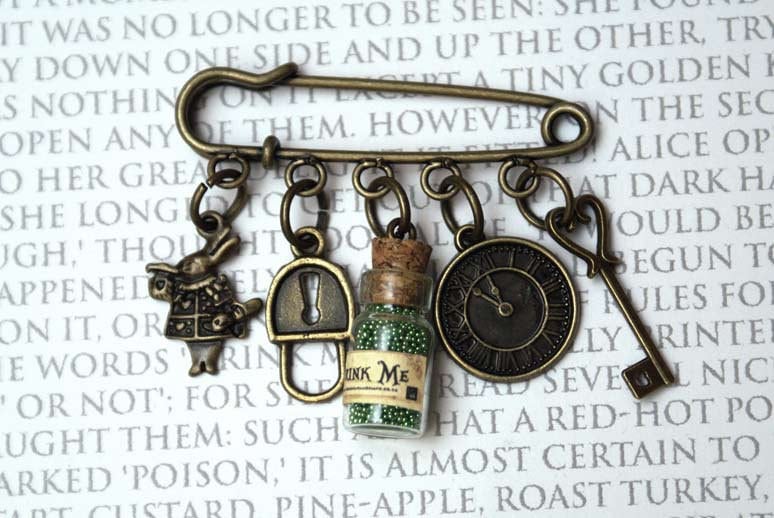 Alice Im Wunderland Riesen Pin Brosche - Antike Bronze, Trink Mich, Charms, Kiltnadel, Alice, Steam Punk, Schmuck, Wunderland von wonderinalicelanduk