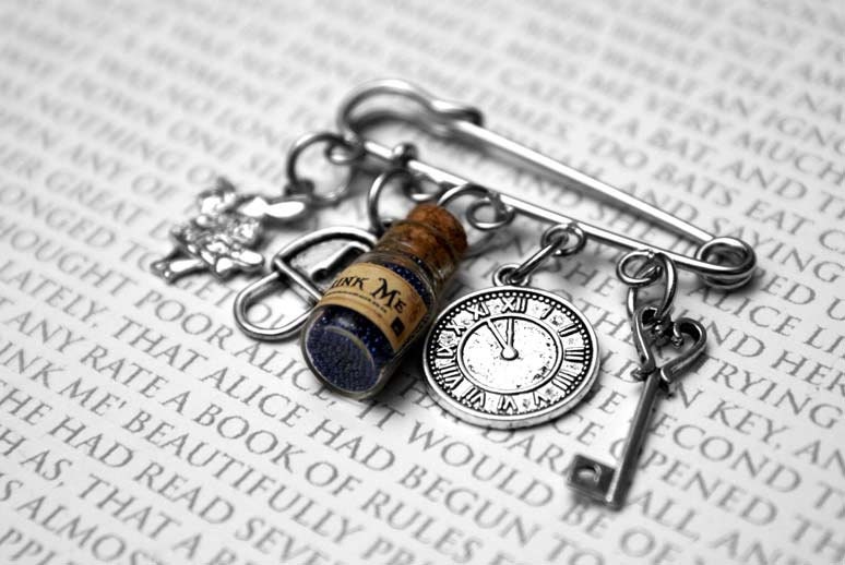 Alice Im Wunderland - Riesen Pin Brosche Silber Platte, Trink Mich, Charms, Kiltnadel, Alice, Steam Punk, Schmuck von wonderinalicelanduk