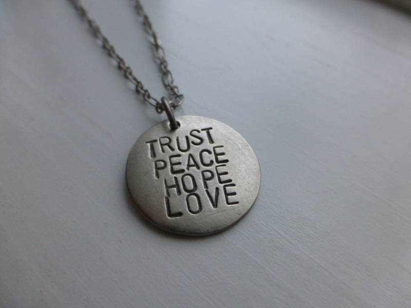 Frauen Geschenk Konfirmation Für Mädchen Wort Halskette Handgestempelt Schmuck Vertrauen Hoffnung Frieden Liebe Bedeutung Achtsamkeit Glauben von wonderkath