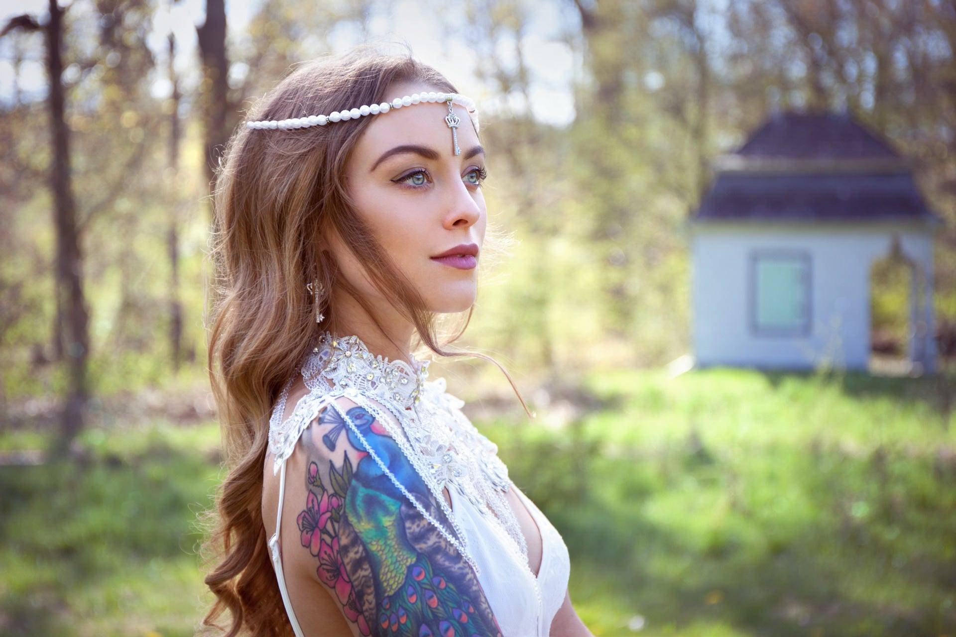 Silberfarbene Strass-Schlüsselohrringe „Alice Im Wunderland" Silberfarbene Strass-Schlüsselohrringe „Alice Im Wunderland" von wonderlandmccouture