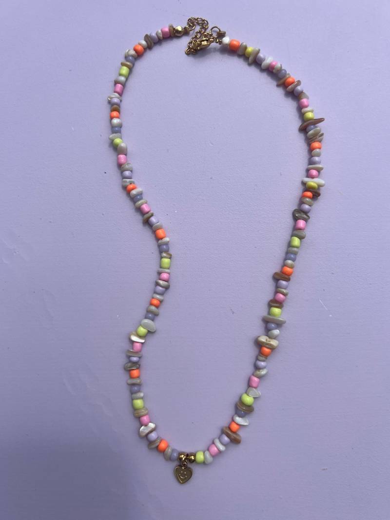 Bunte Perlenkette Mit Natursteinen Und Herz-Anhänger von wonkystudiosde