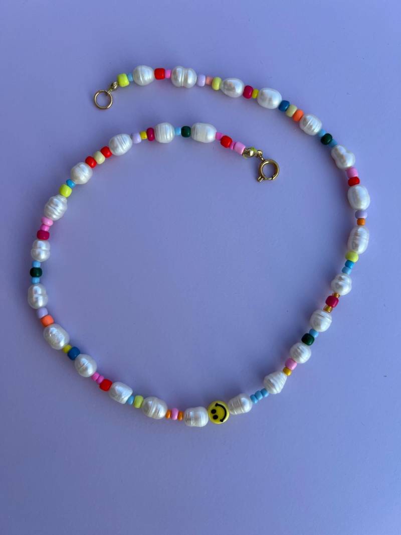 Handgefertigte Bunte Perlenkette Mit Süßwasserperlen von wonkystudiosde